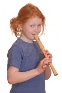 9419035-retrato-de-una-chica-pelirroja-tocando-la-flauta